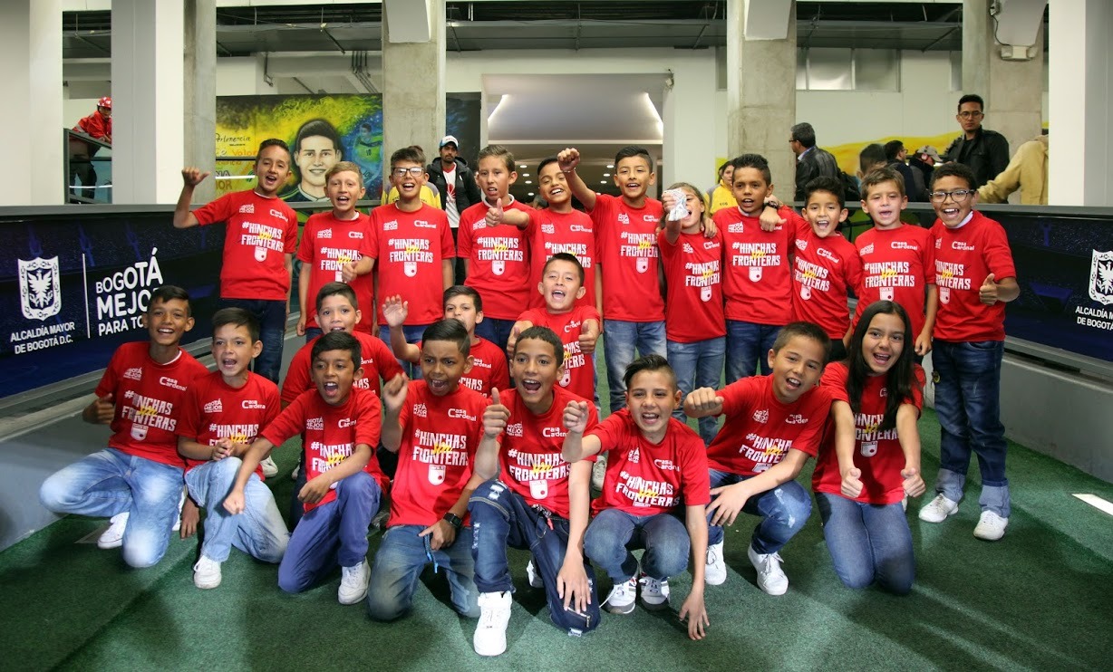 foto de niños y niñas hinchas de santa fe