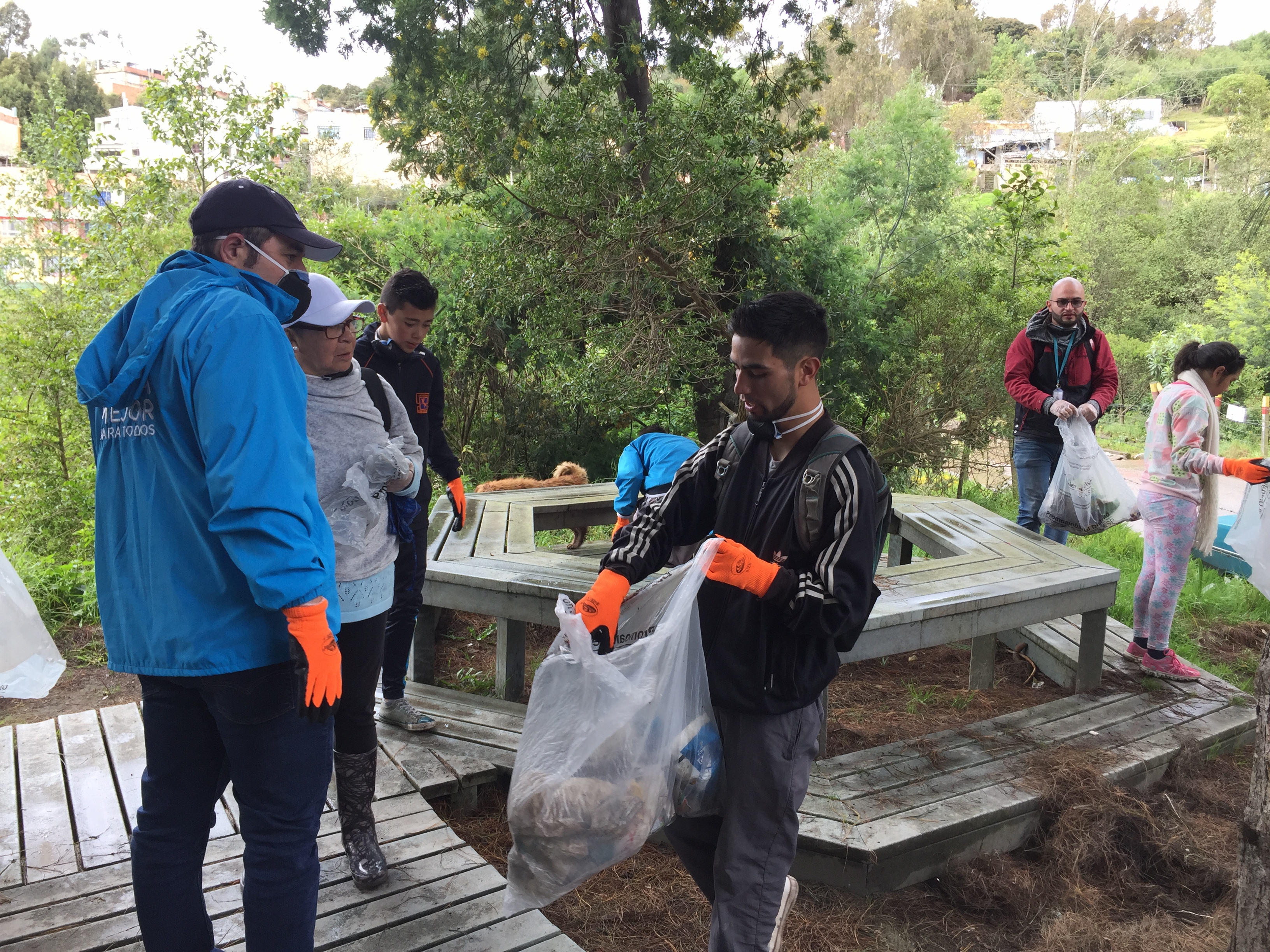 foto de funcionarios levantando basura