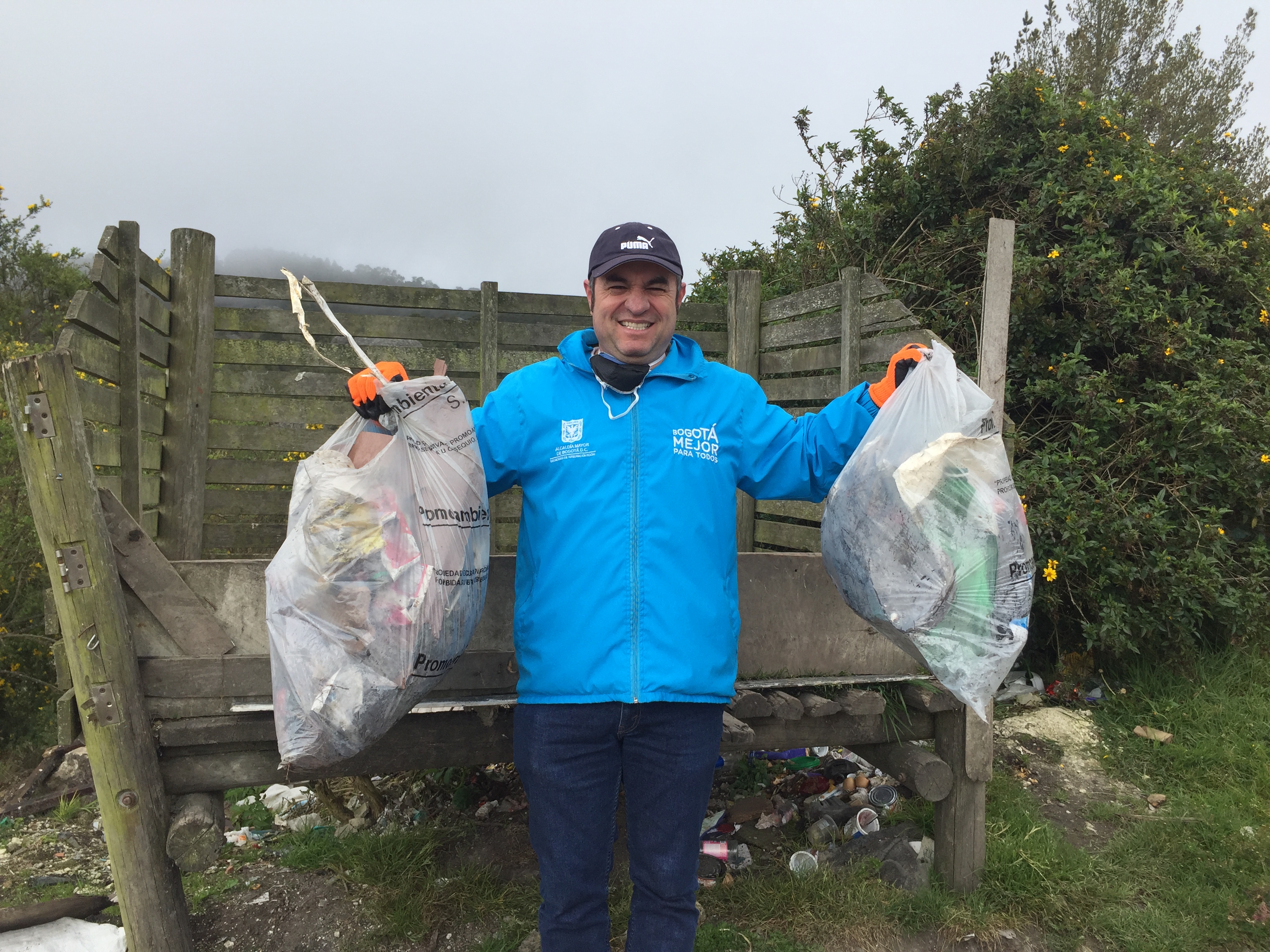 foto de funcionario con bolsas de basura