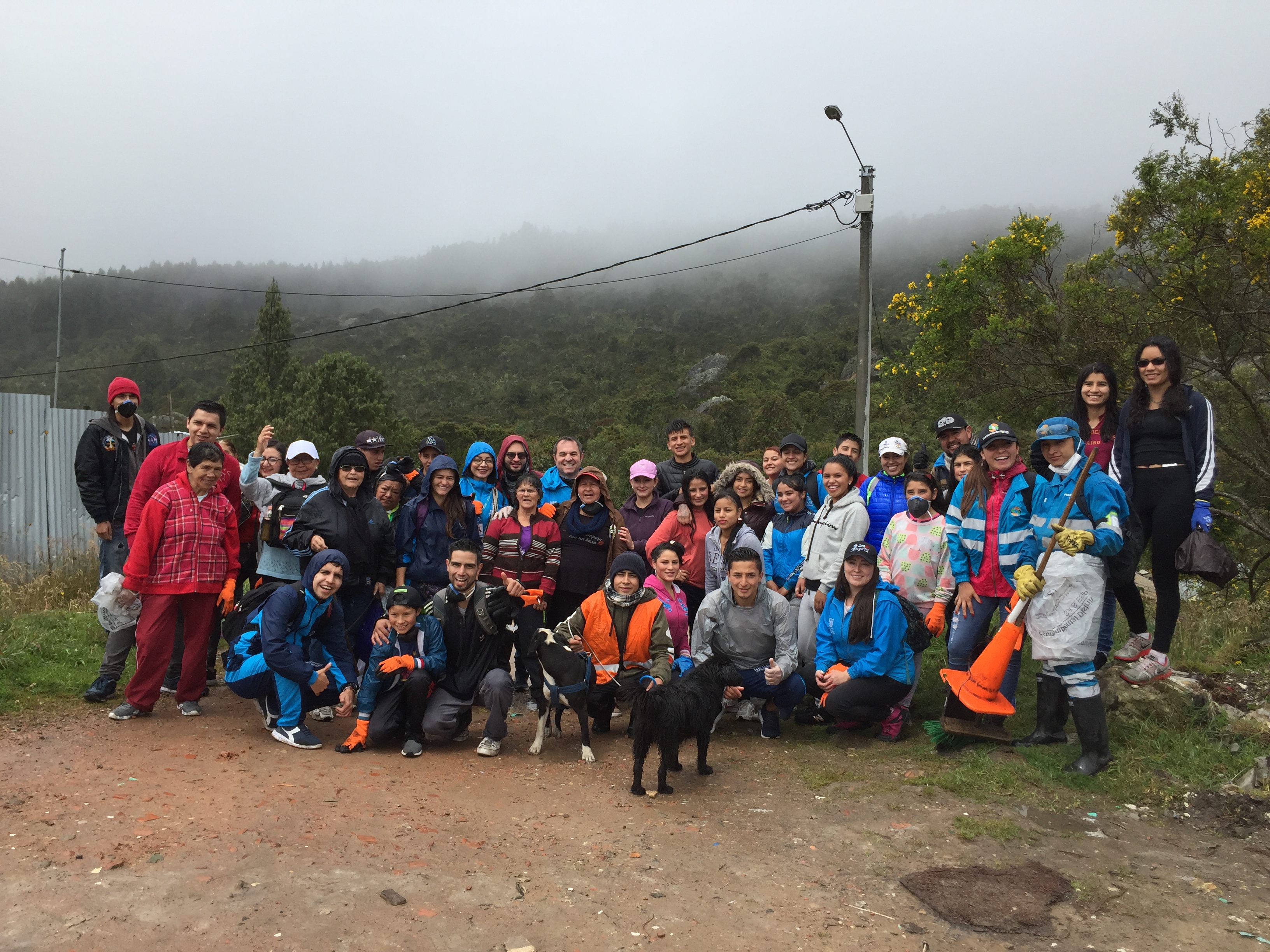 foto panoramica de funcionarios y participantes del evento