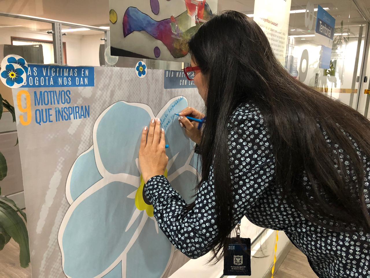 foto de mujer funcionaria firmando