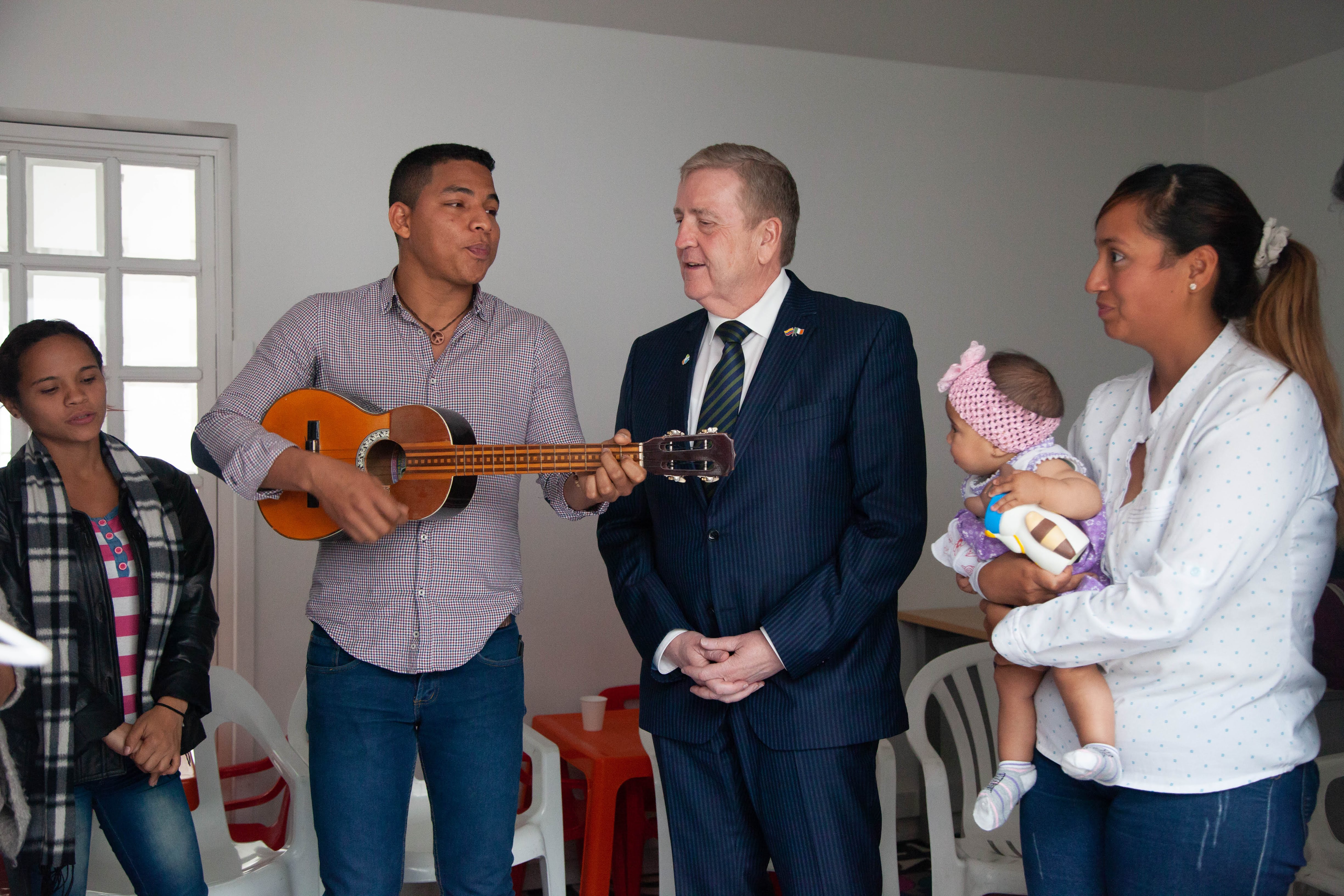 foto de ministro de comercio con asistentes