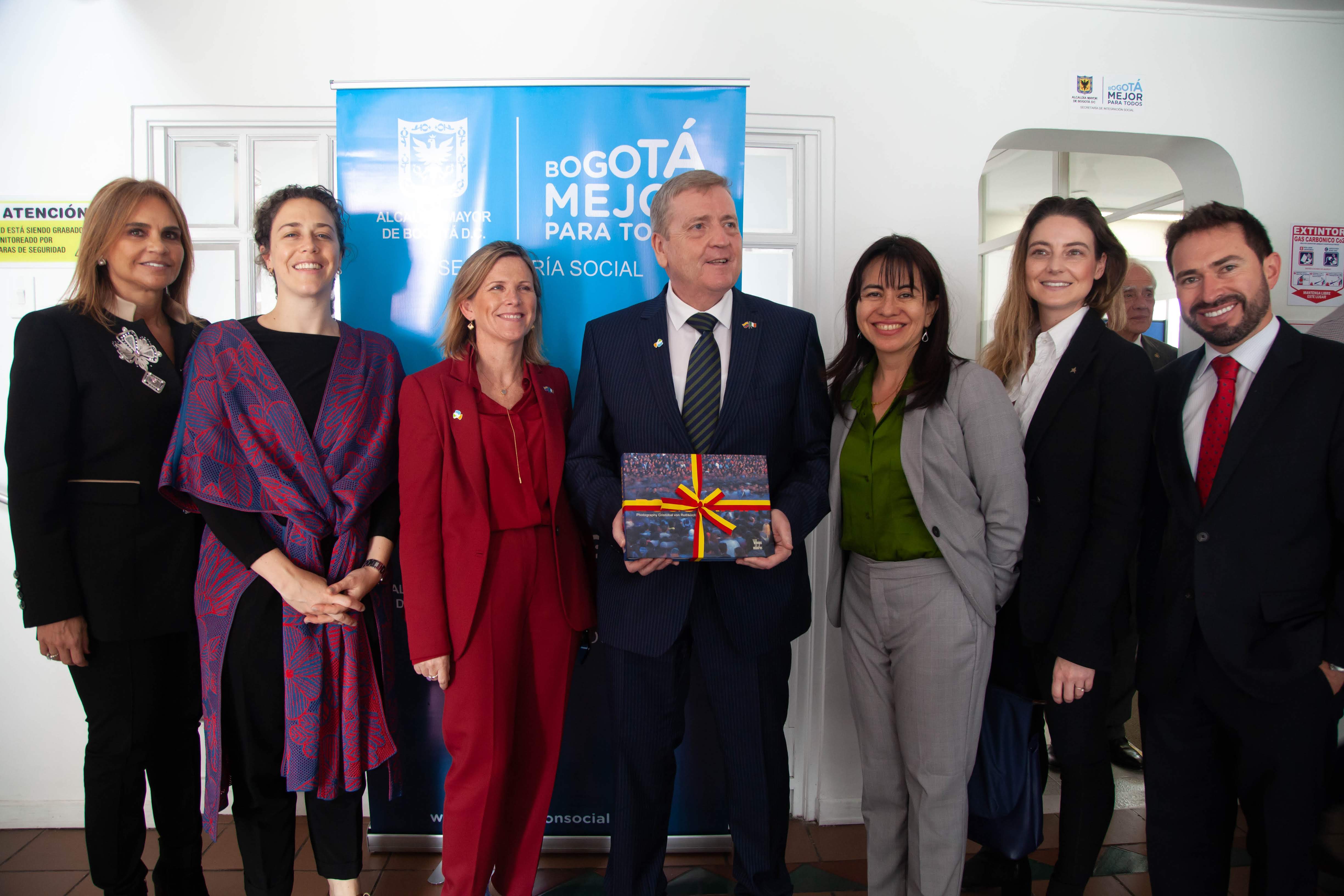 foto de ministro de comercio con funcionarios