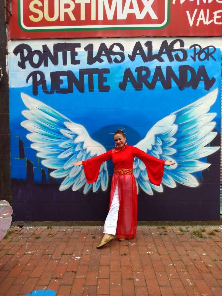 foto de mujer posando en mural