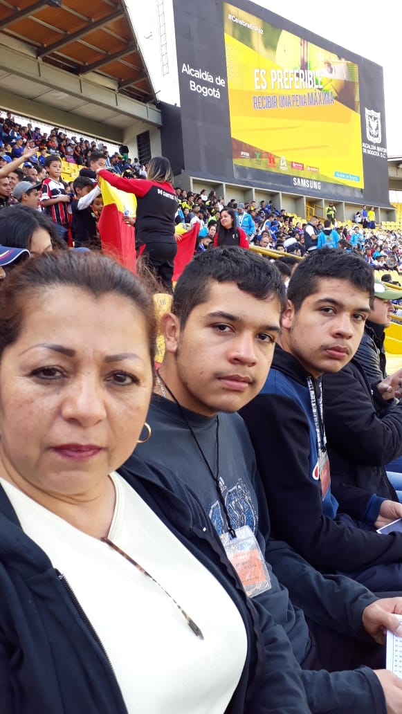 foto de jovenes en el estadio