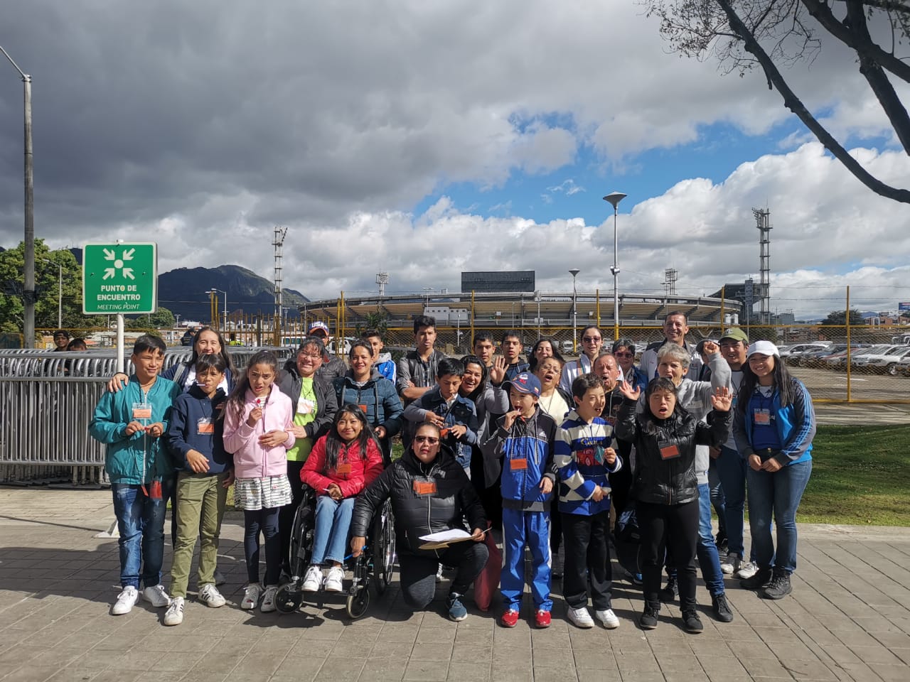 foto de niños y niñas fuera des estadio