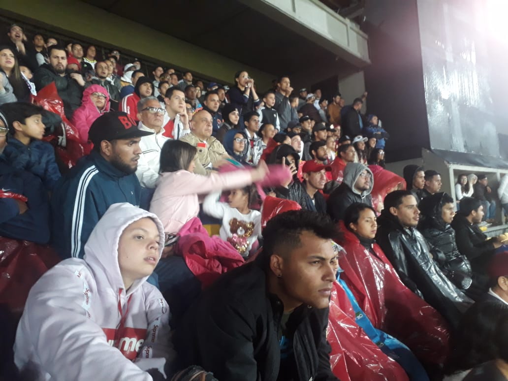 foto de venezolanos en el estadio