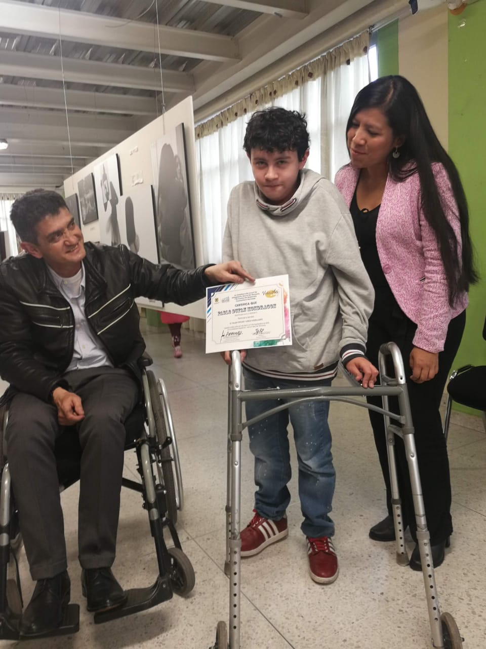 foto de hombre y niño con discapacidad