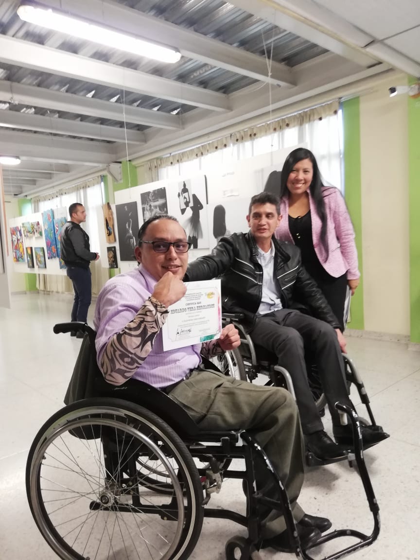 foto de joven en silla de ruedas