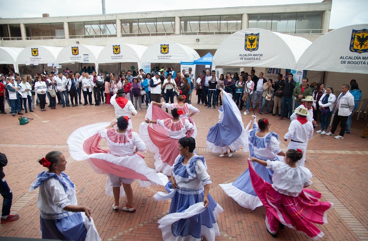 foto de personas mayores bailando