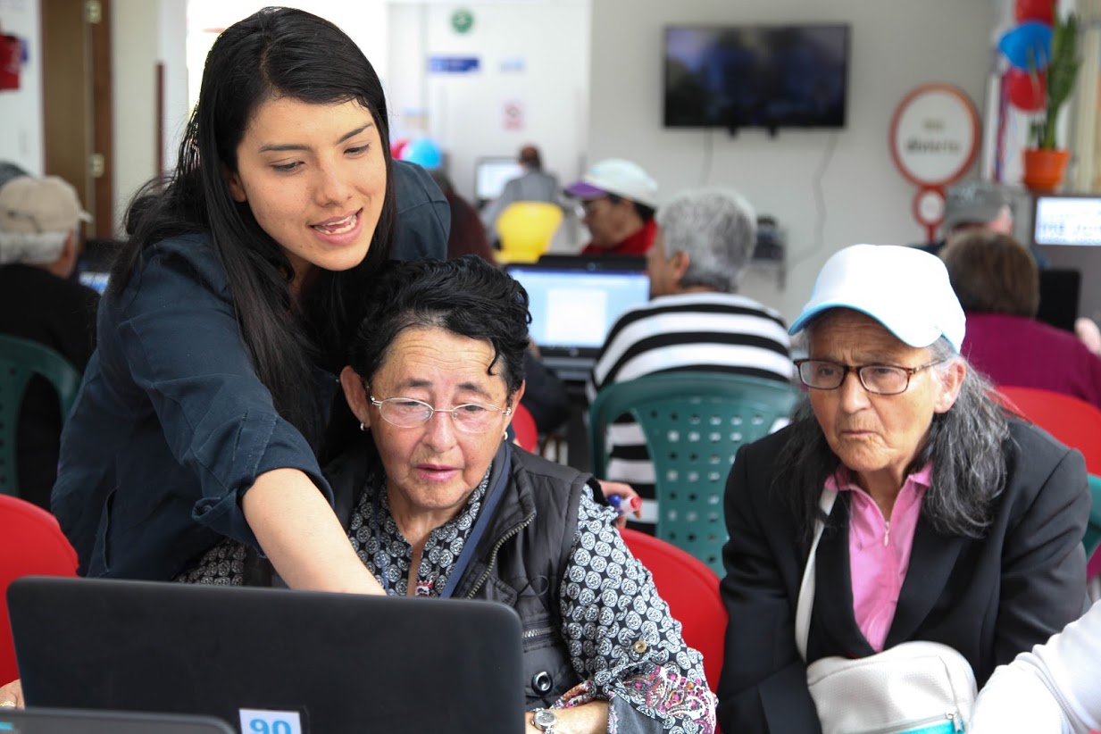foto de mujer explicando a personas mayores