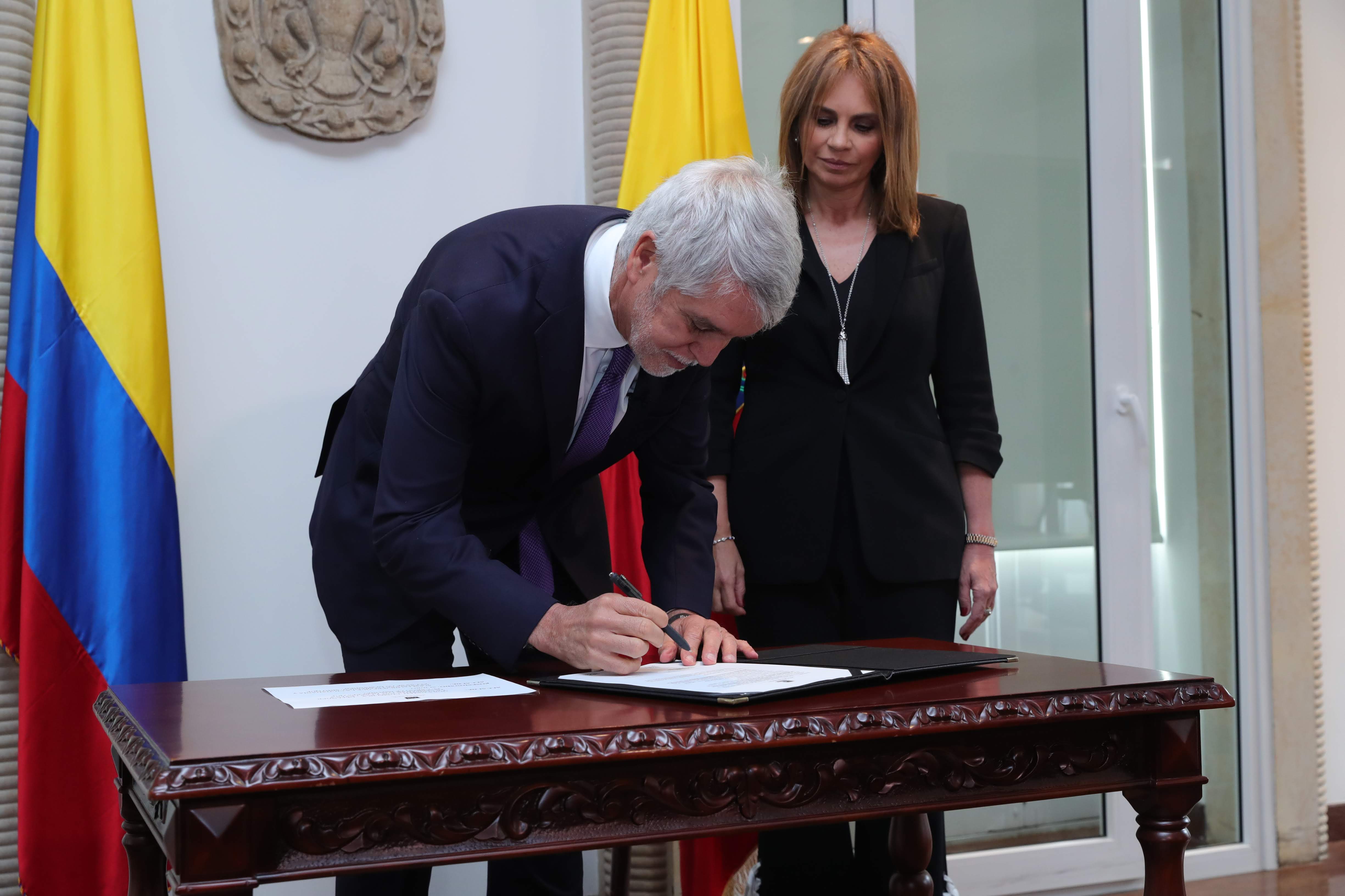 foto de posesión secretaria gladys 2