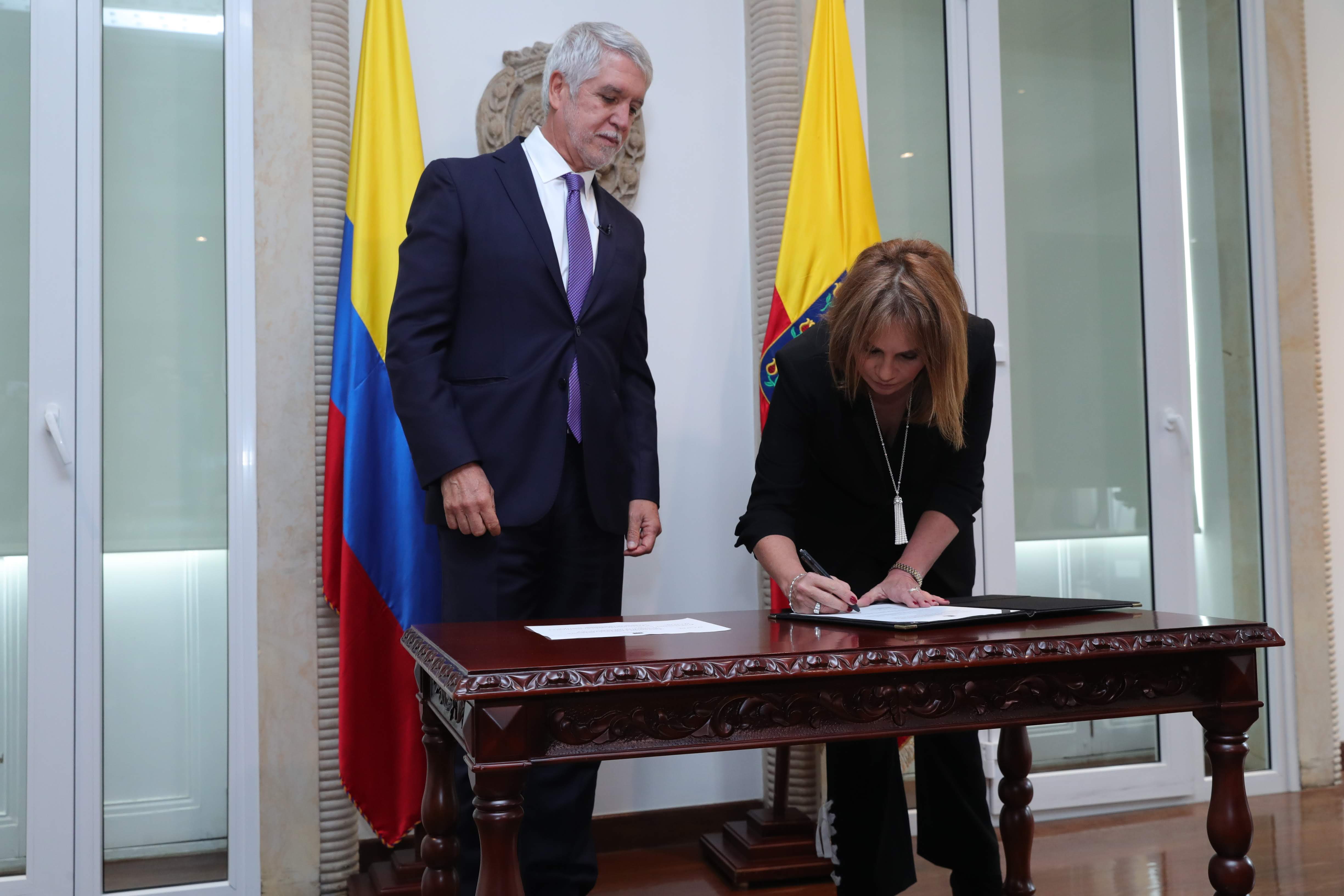 foto de posesión secretaria gladys 3