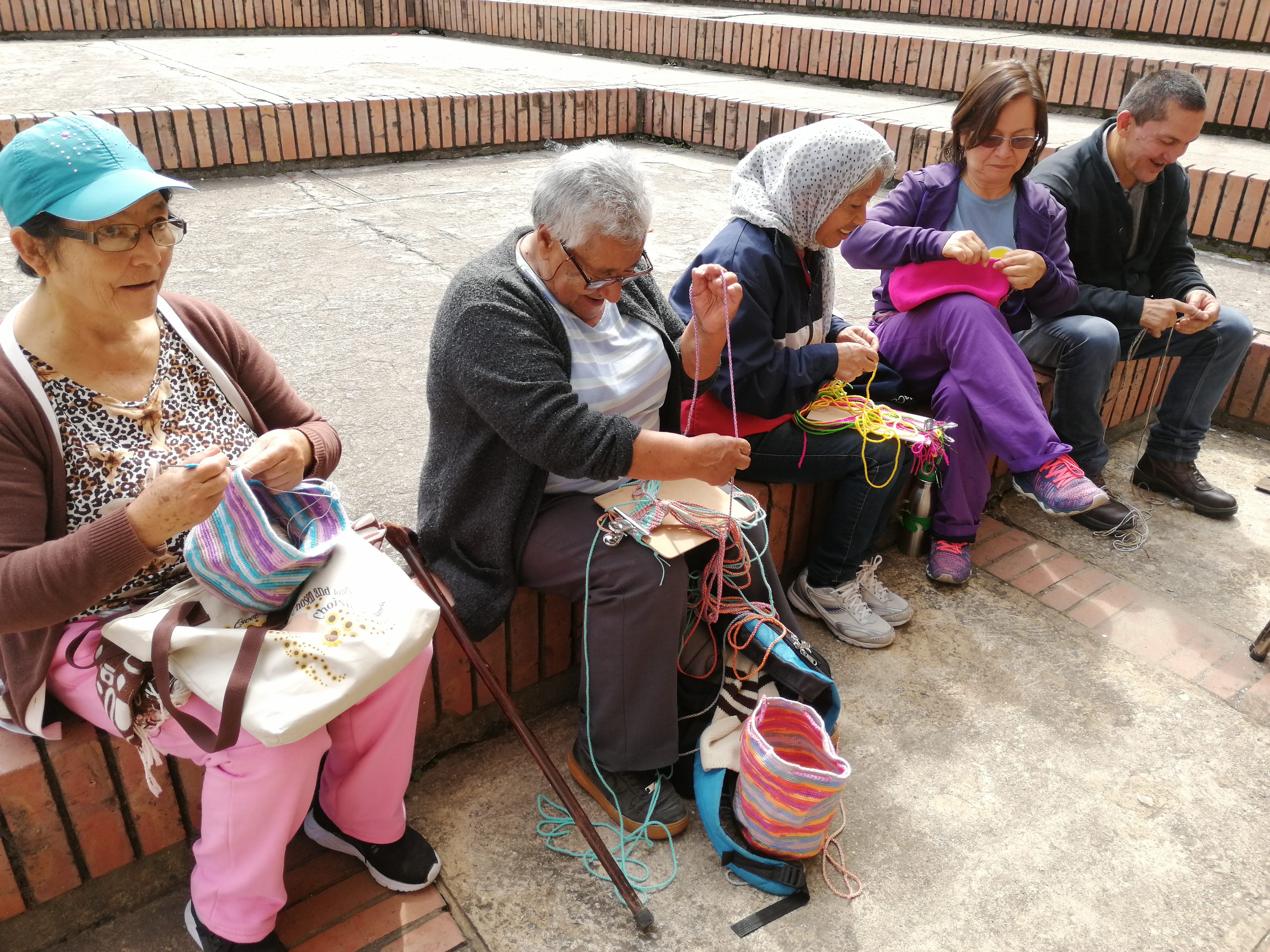 foto de personas mayores tejiendo