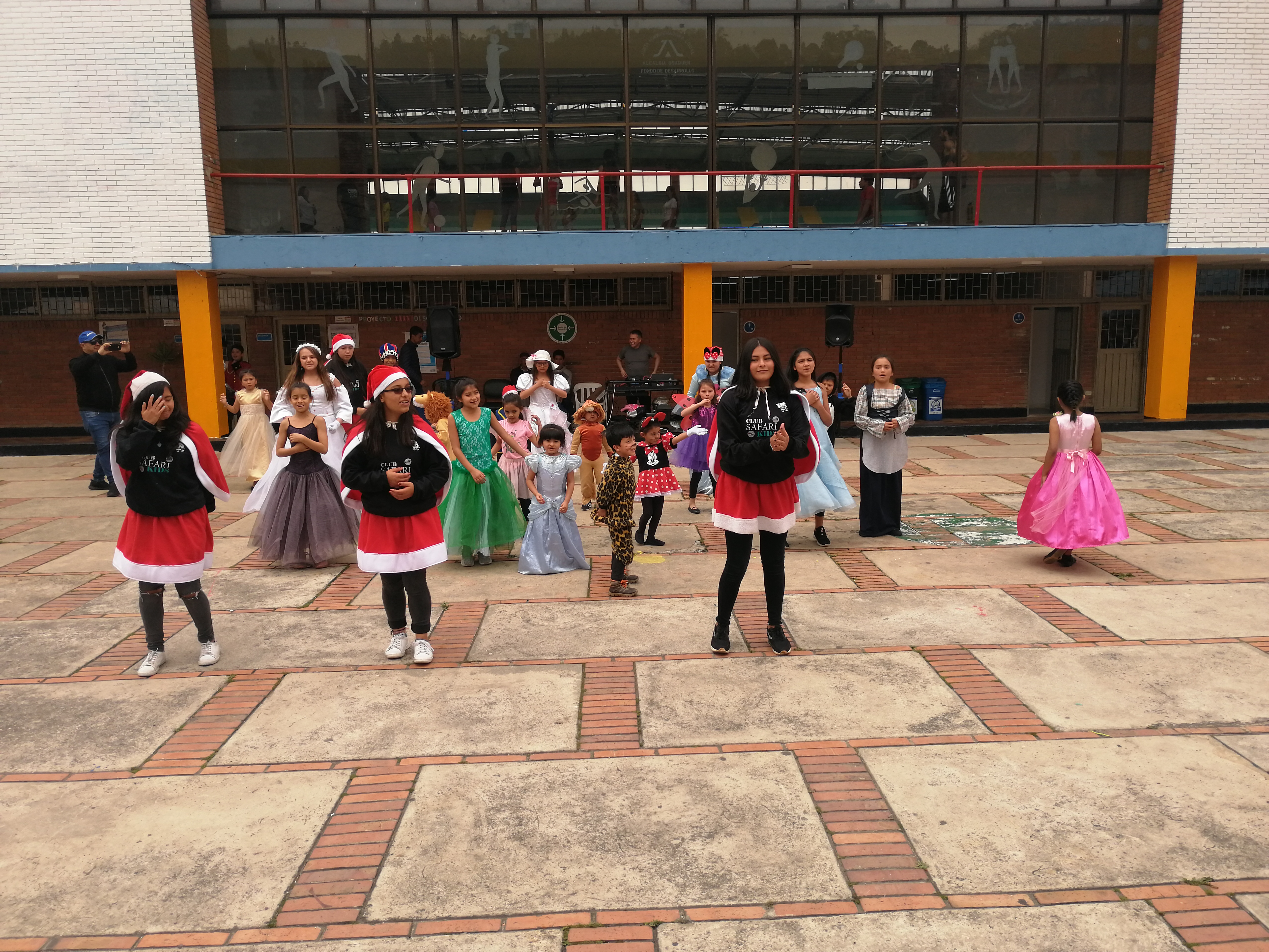 foto de niñas y niños bailando