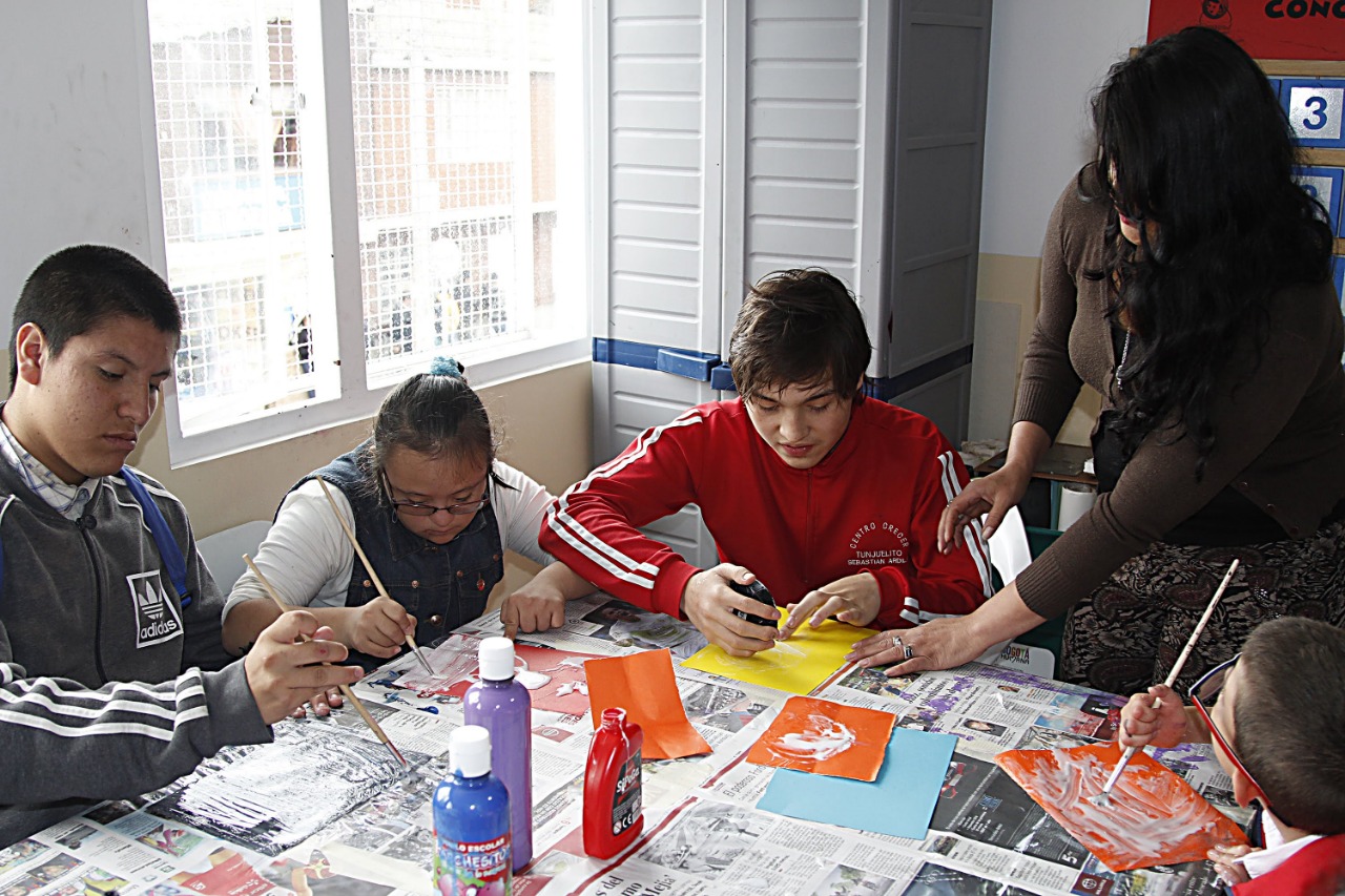 foto de niños pintando