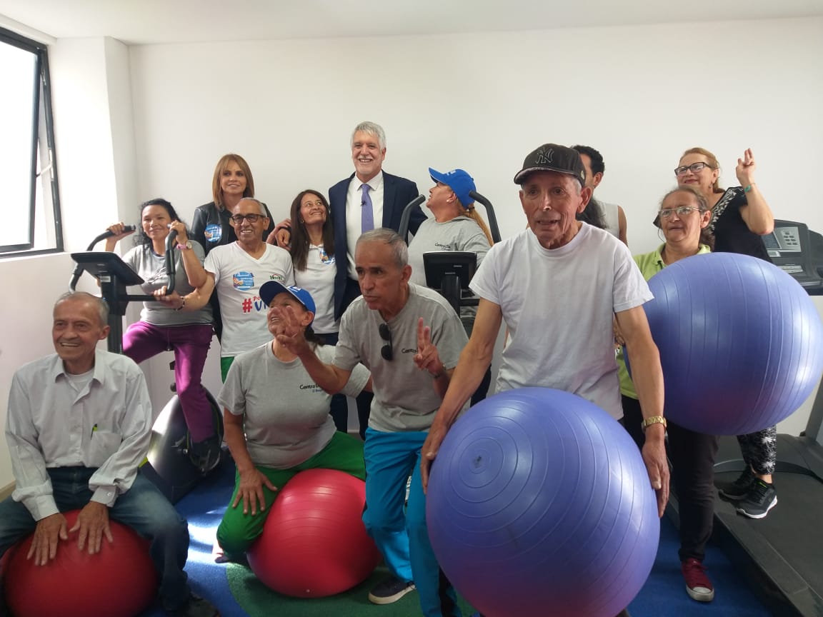 foto de personas mayores haciendo ejercicio