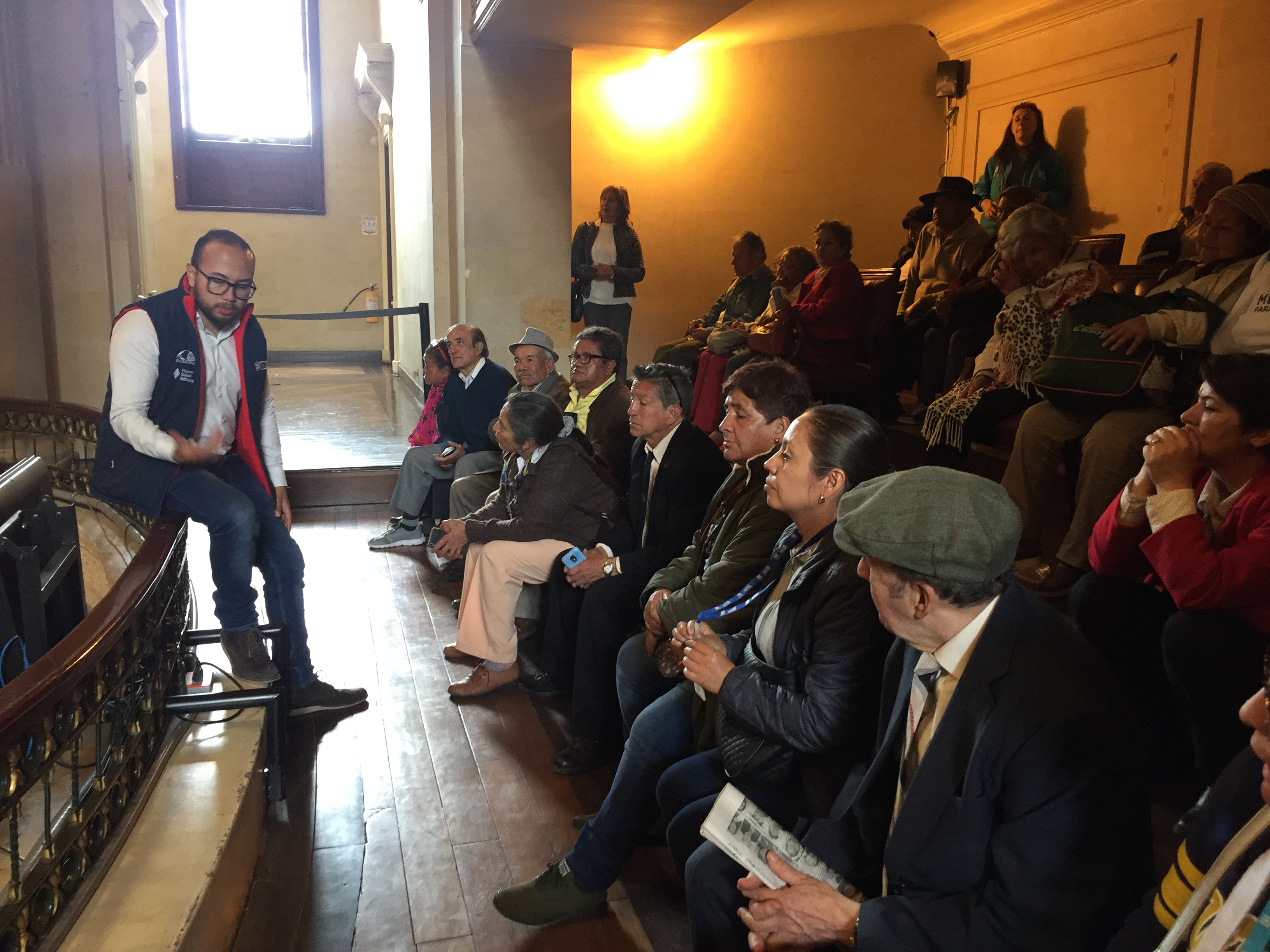 foto de personas mayores escuchando al guia