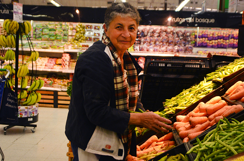 foto de mujer adulta en supermercado