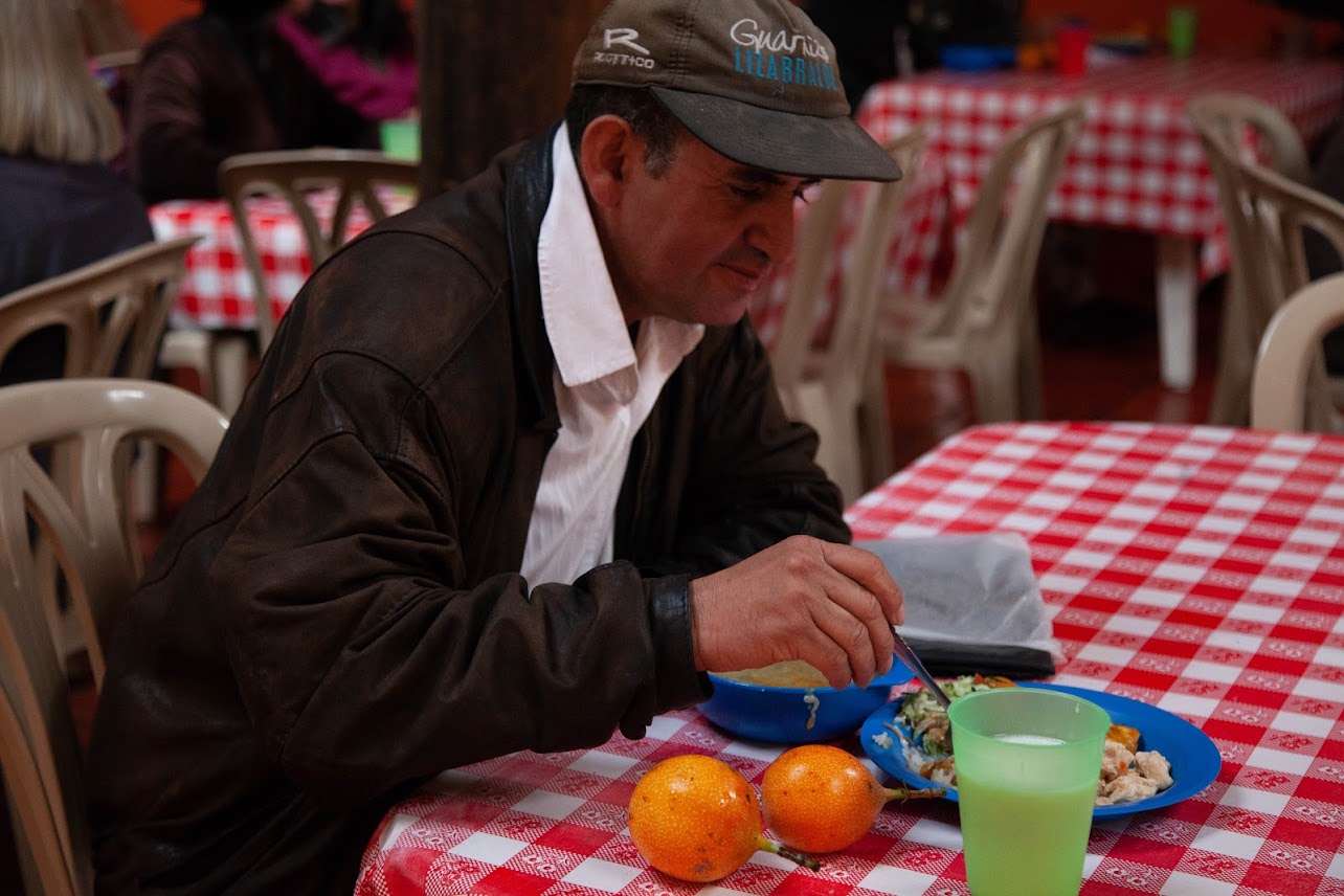 foto de hombre mayor en comedor comunitario