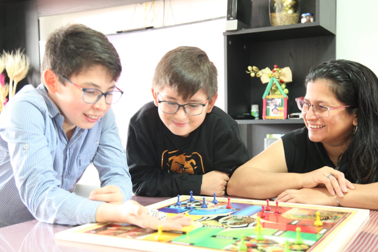 foto de mama jugando con niños