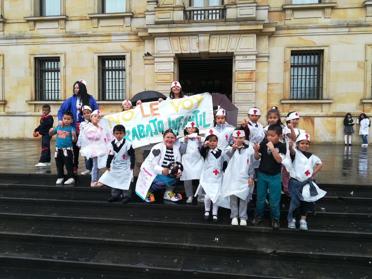 foto de niños y niñas enfermeros