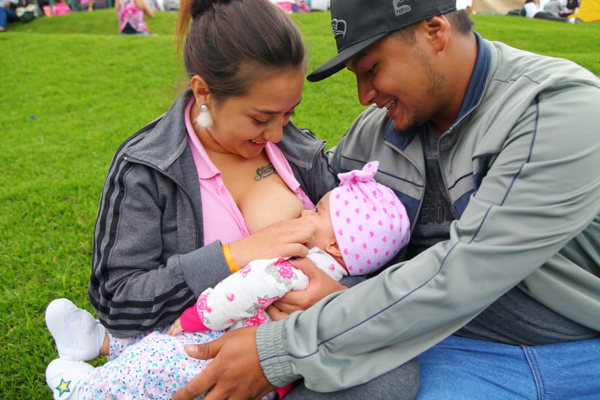 foto de padres con bebe