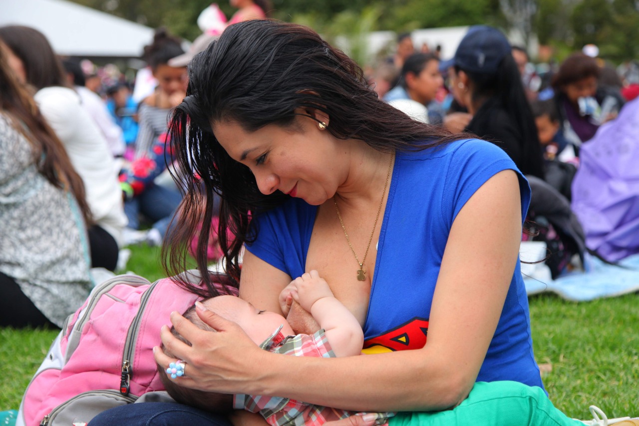 foto de madre alimentando a su bebe