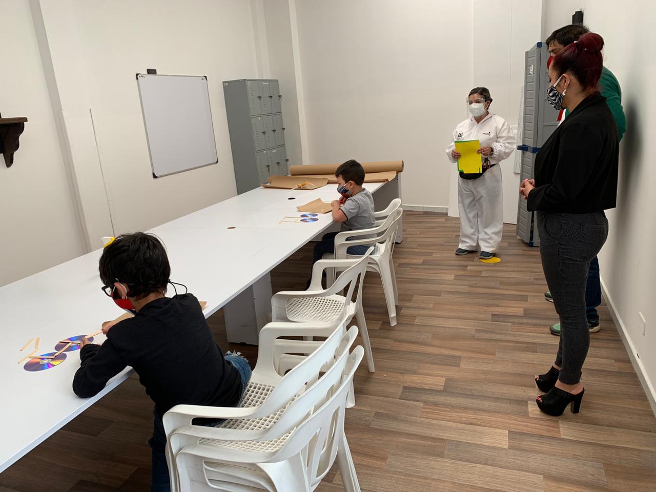 foto de la secretaria visitando instalaciones