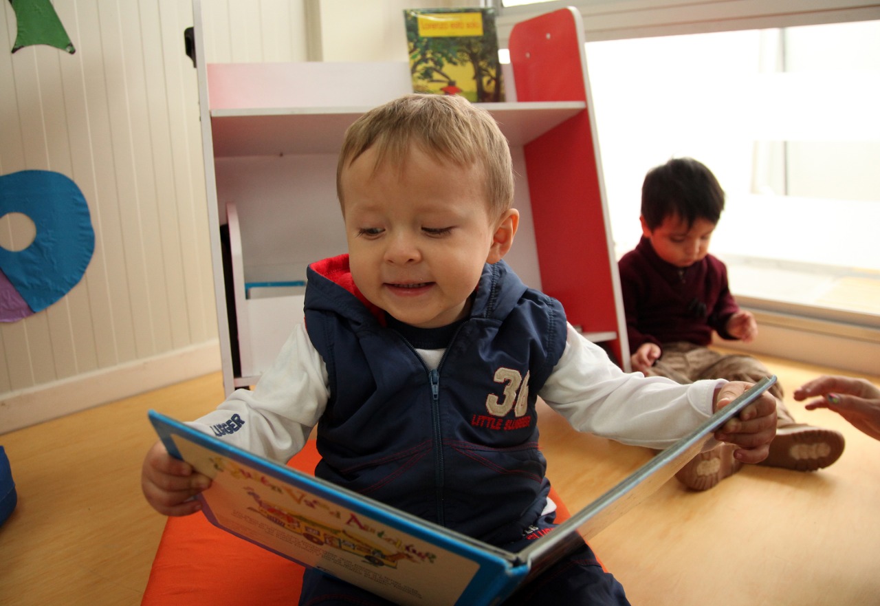 foto de niño viendo un cuento