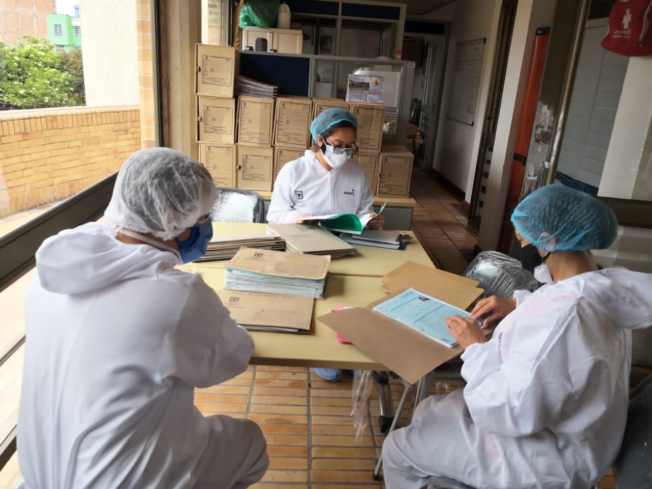foto de funcionarios preparandose para regreso a clases