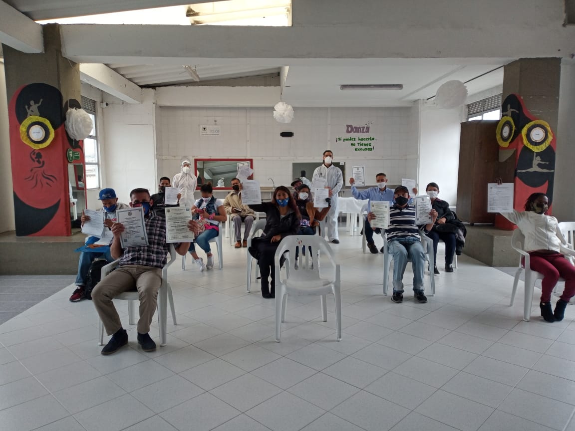 foto de personas mostrando diplomas