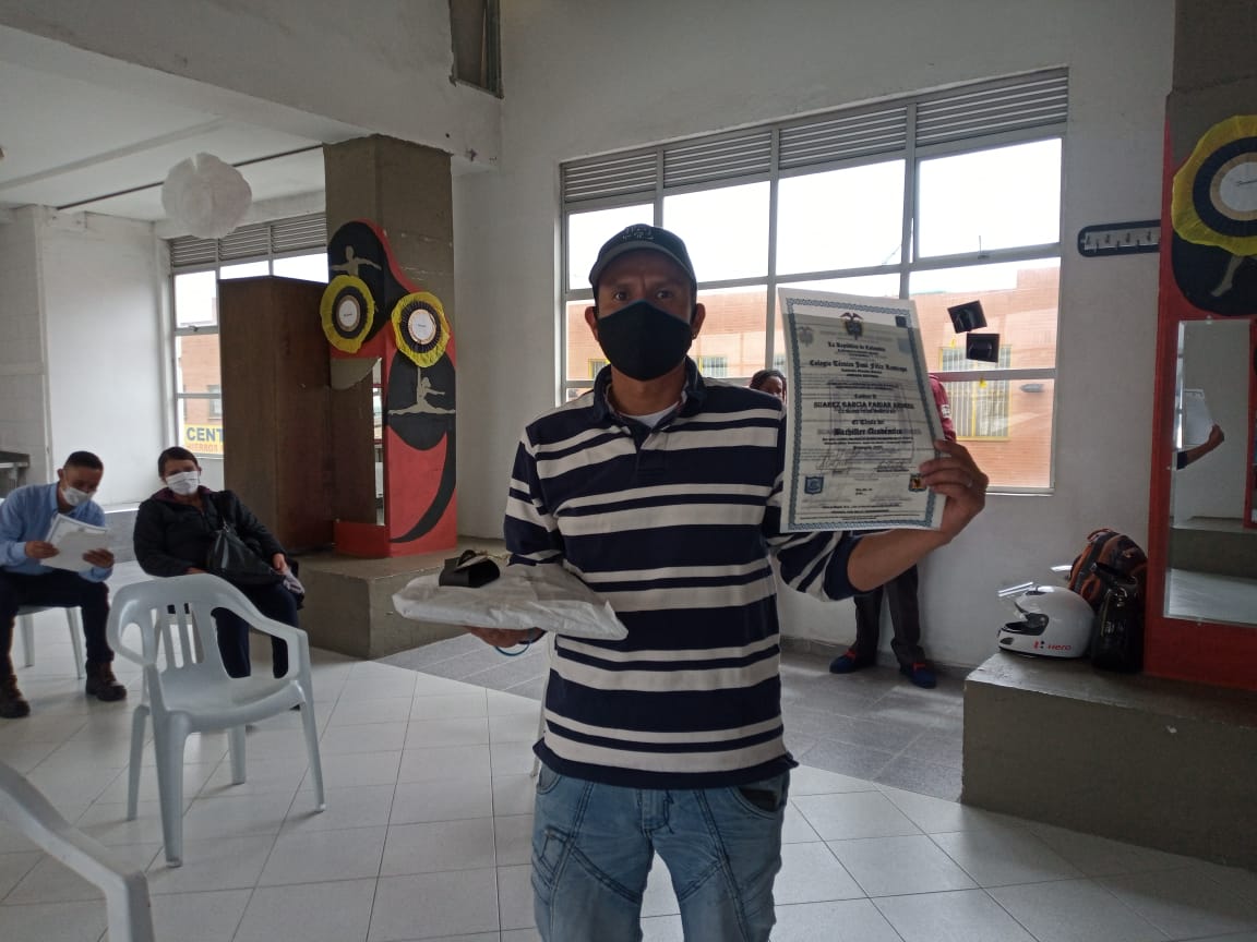 foto de persona con diploma