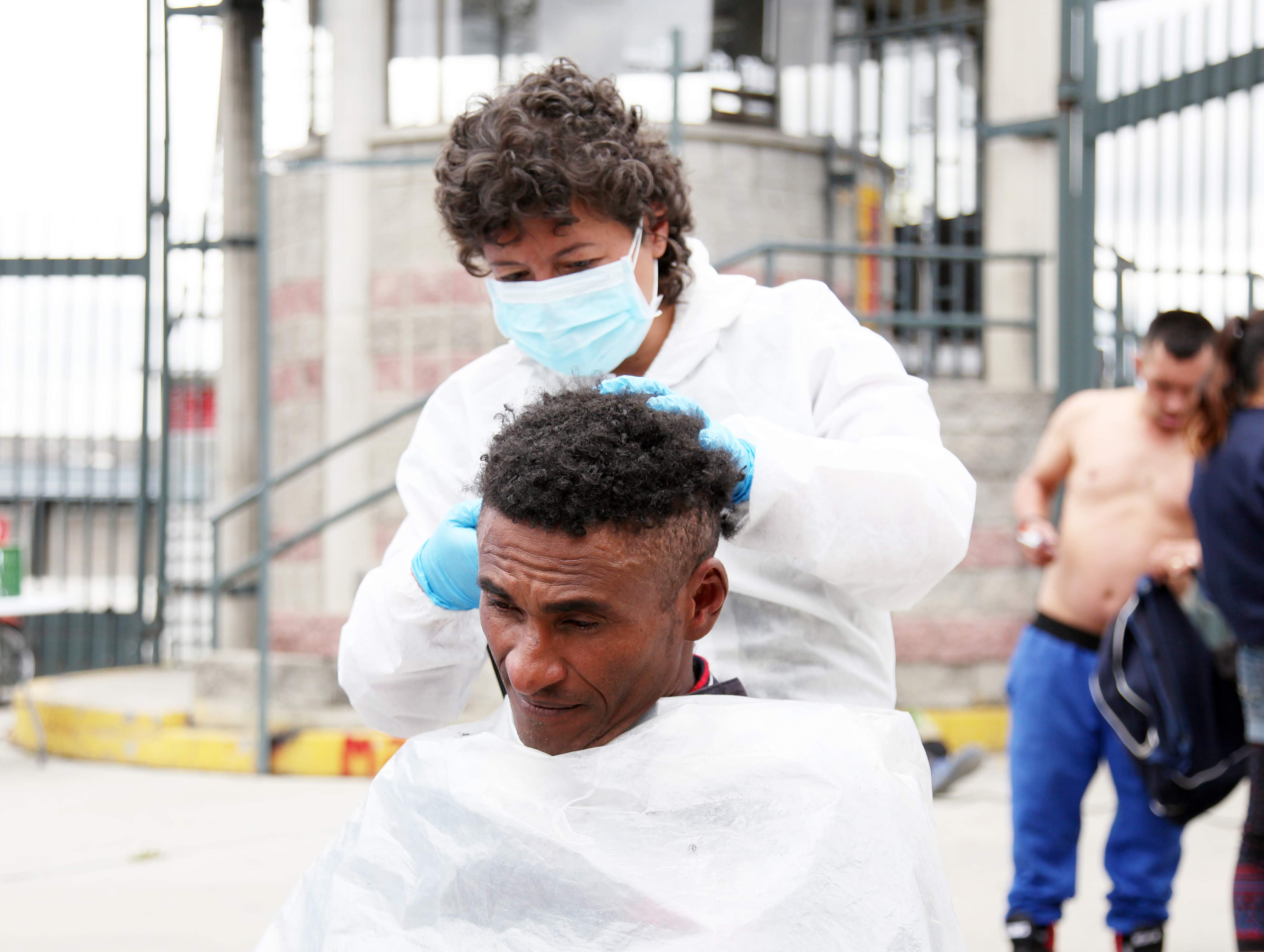 foto de habitante de calle cortandose el cabello