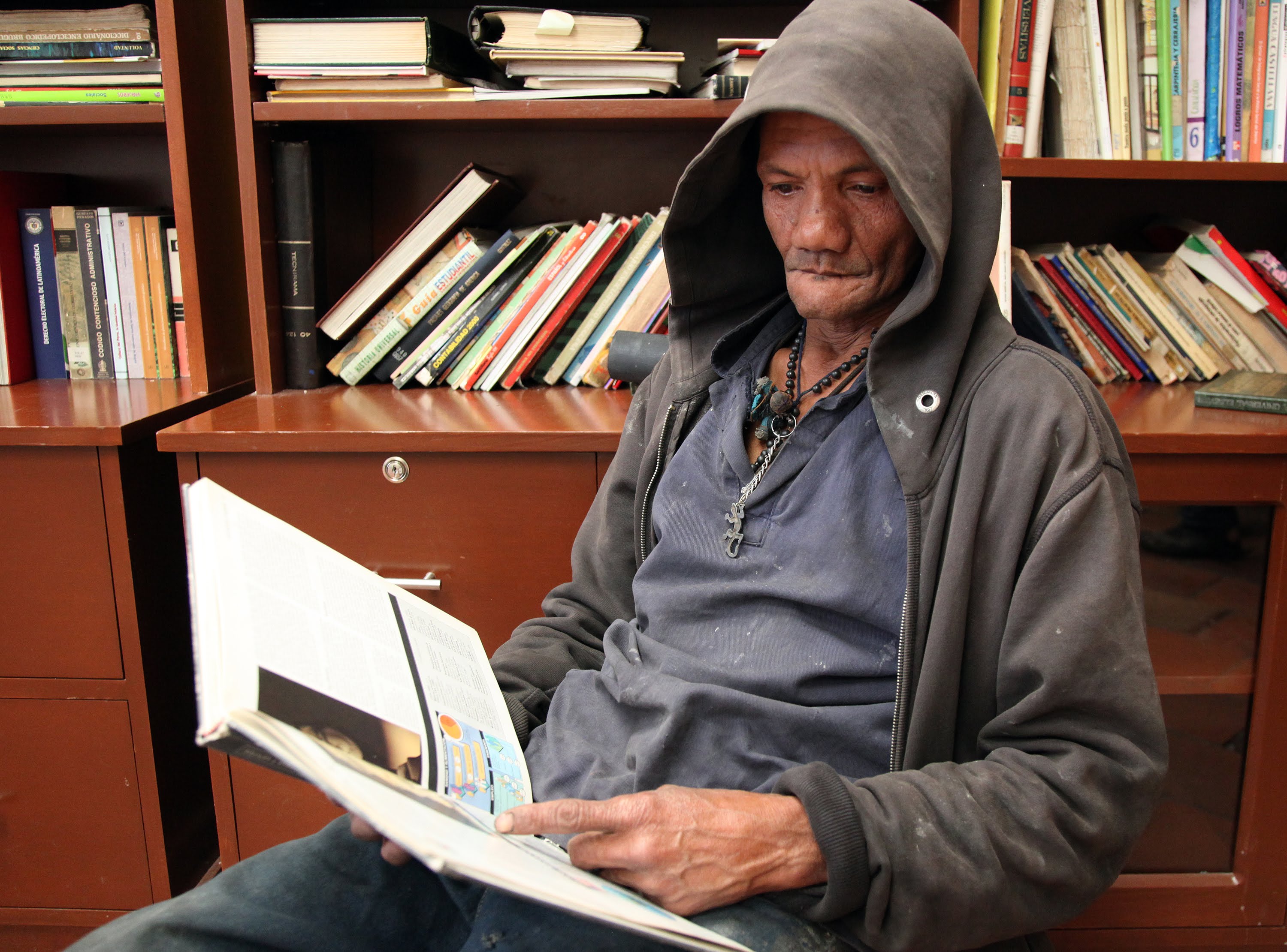 foto de ex habitante de calle leyendo