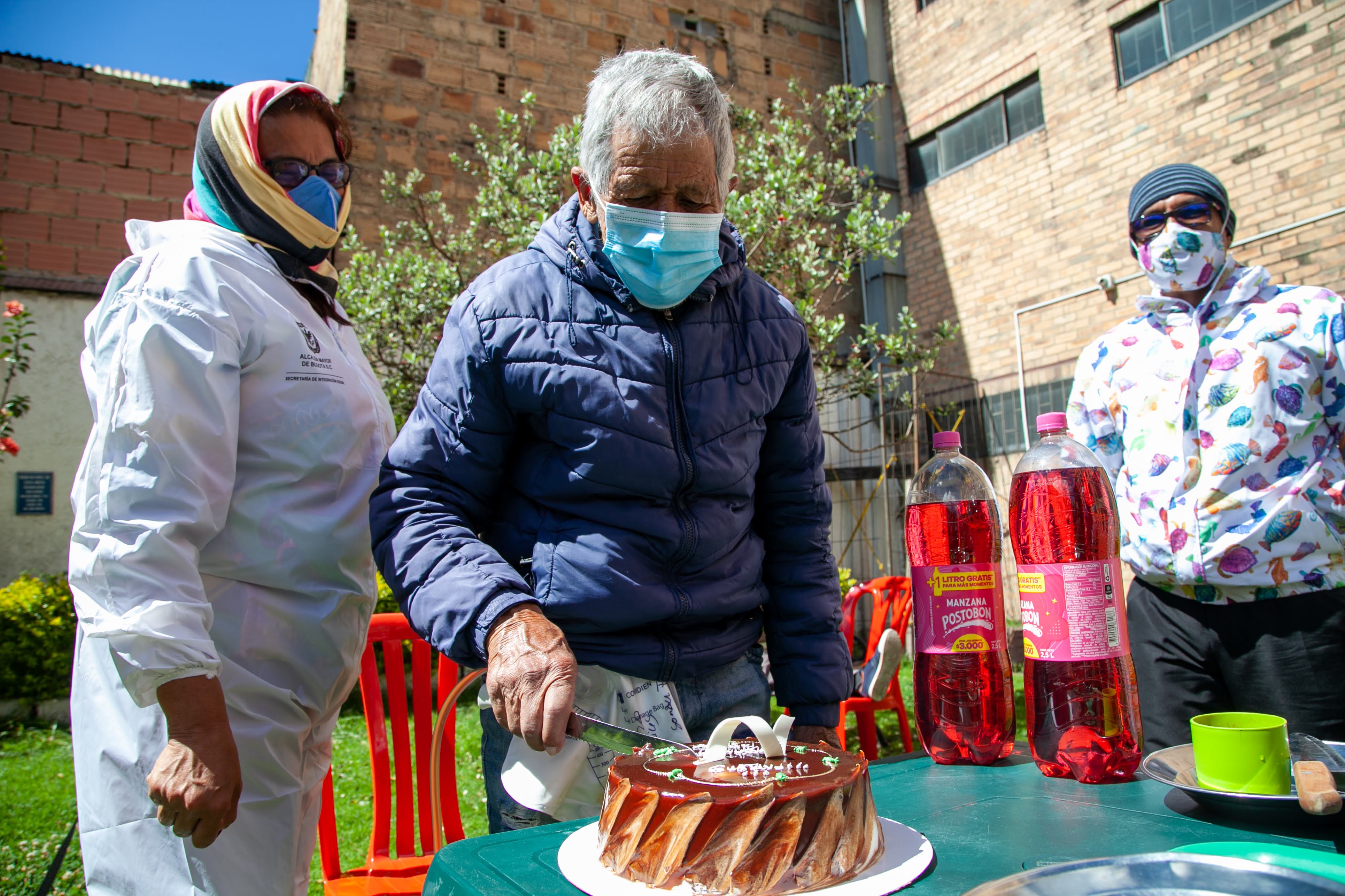 foto de gustavo partiendo torta de cumpleaños
