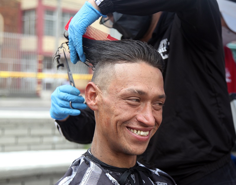 foto de exhabitante de calle sonriendo