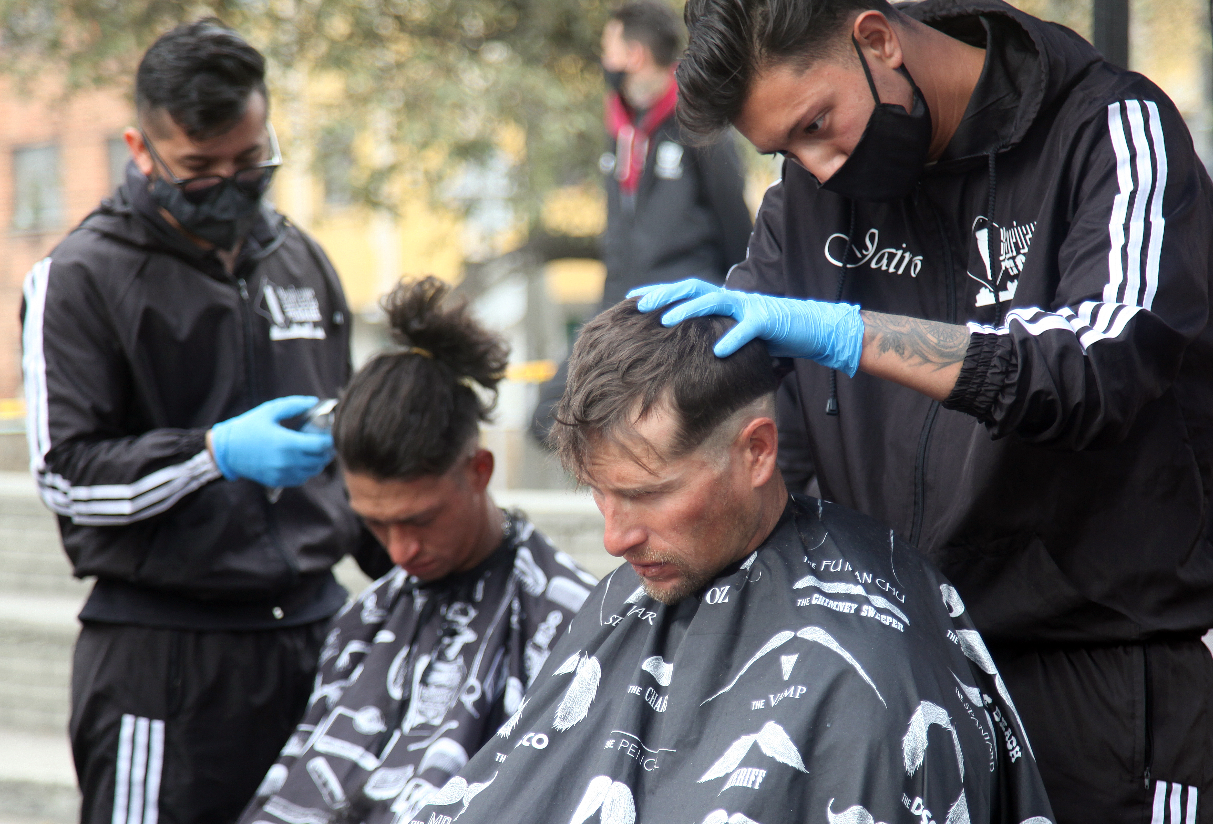 fotos de habitantes de calle cortandose el cabello