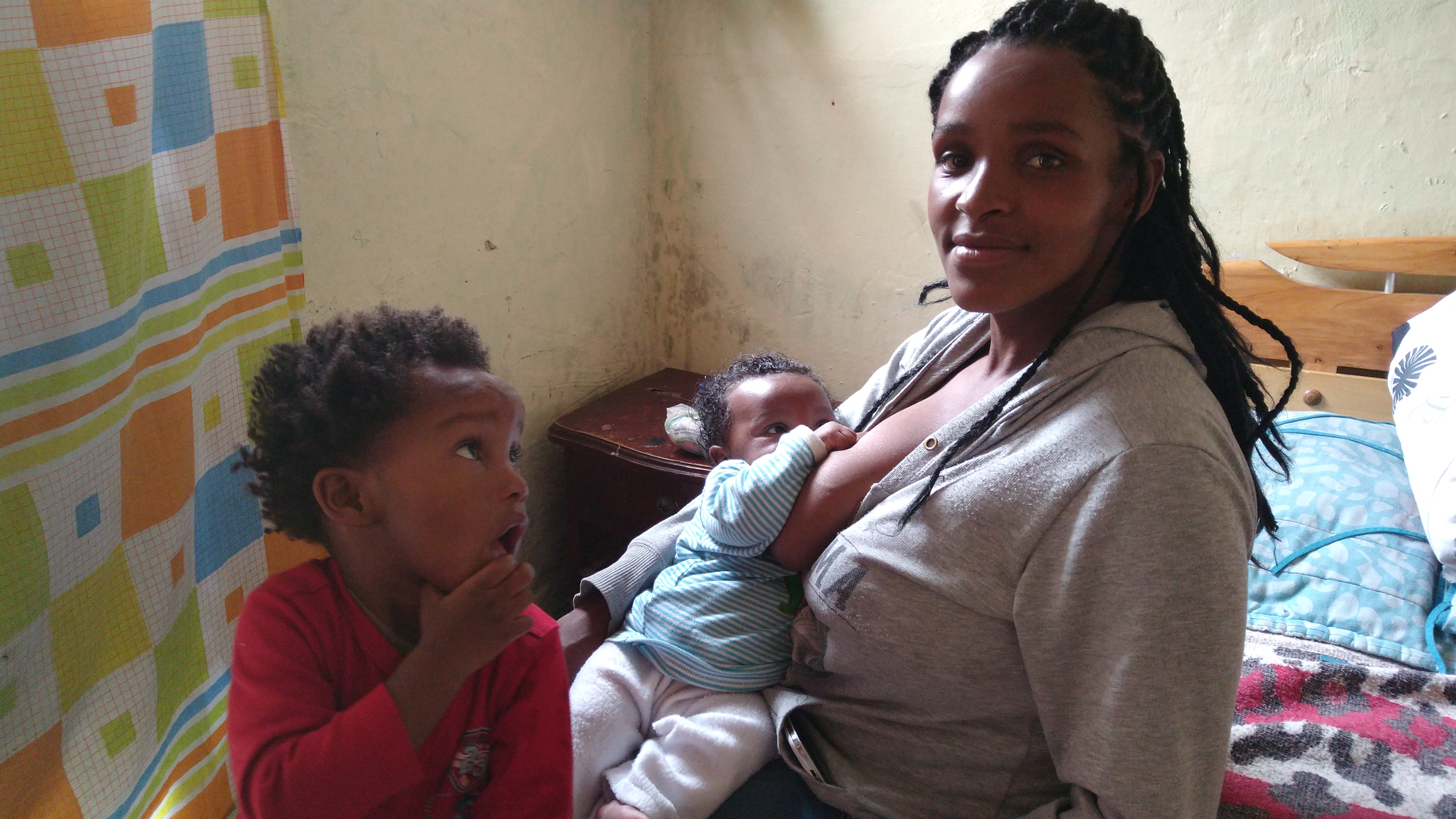foto de madre afro con sus hijos