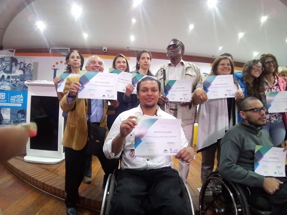 foto de personas con discapacidad con diploma