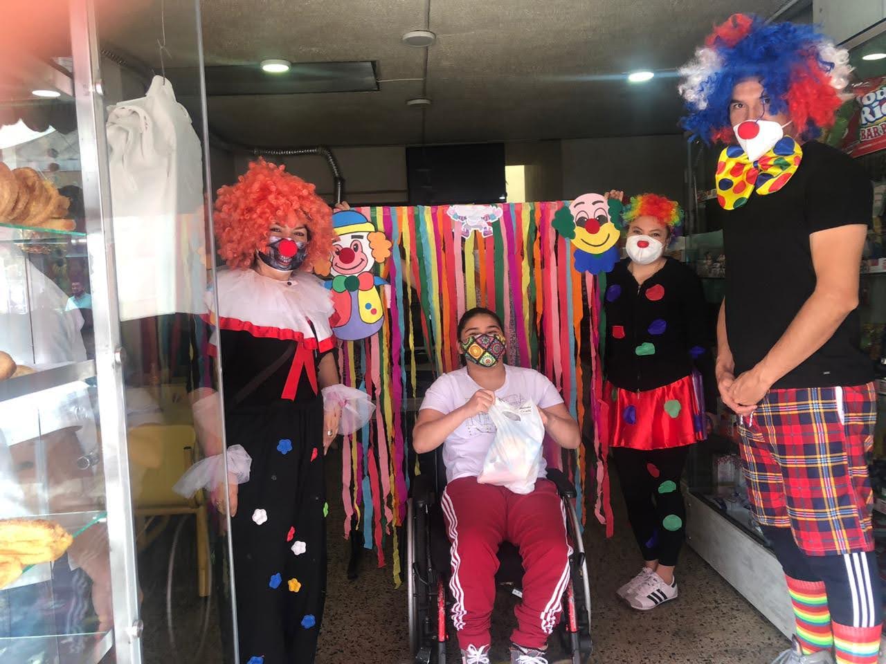 foto de payason con niña con discapacidad