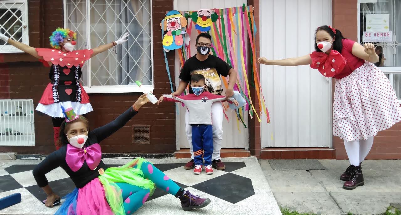 foto de niño con payasos