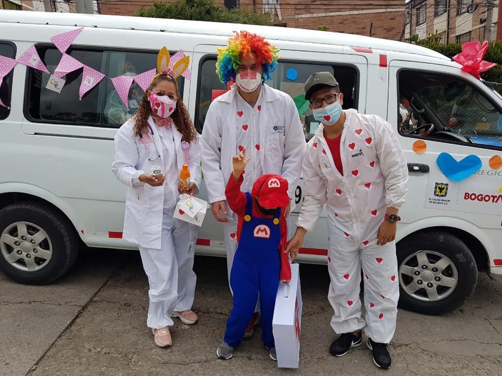 foto de personas disfrazadas con un niño