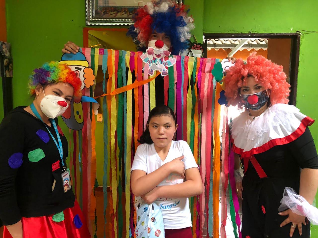 foto de niña y 3 payasos