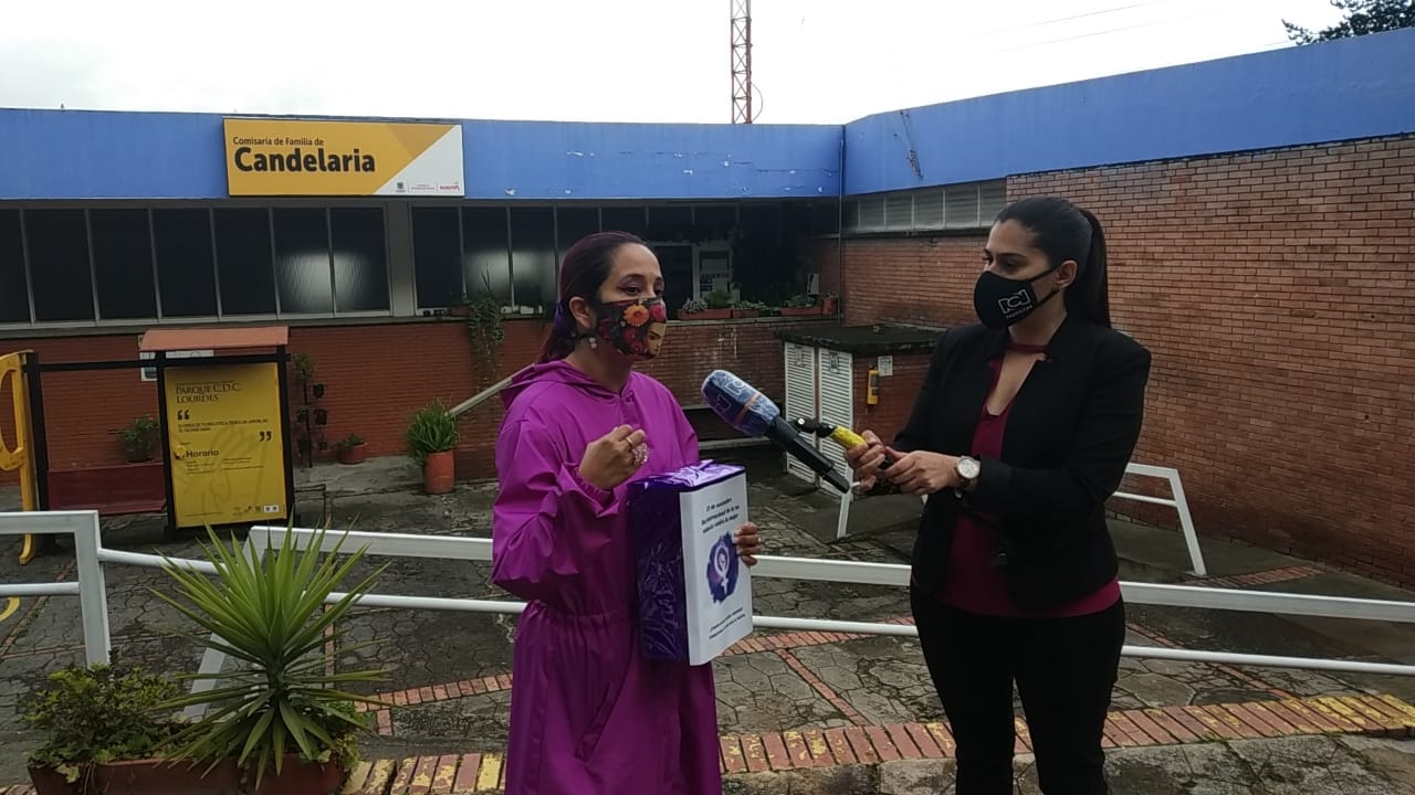 foto de secretaria con medio de comunicacion
