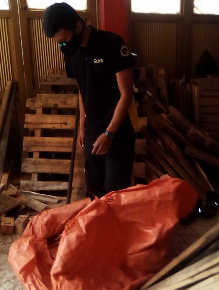 foto de joven hombre trabajando
