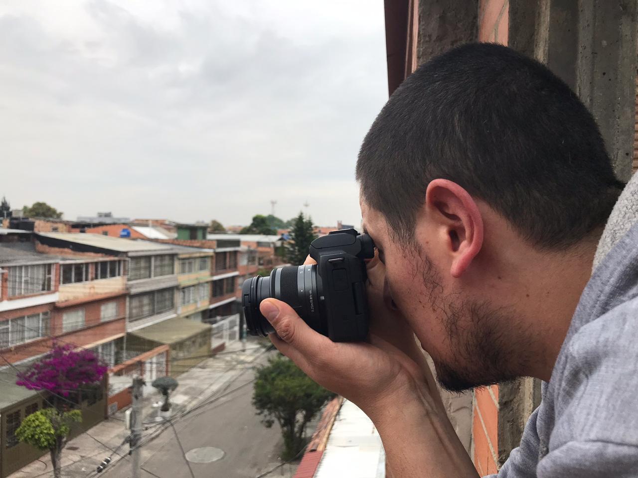 foto de joven con camara fotografica
