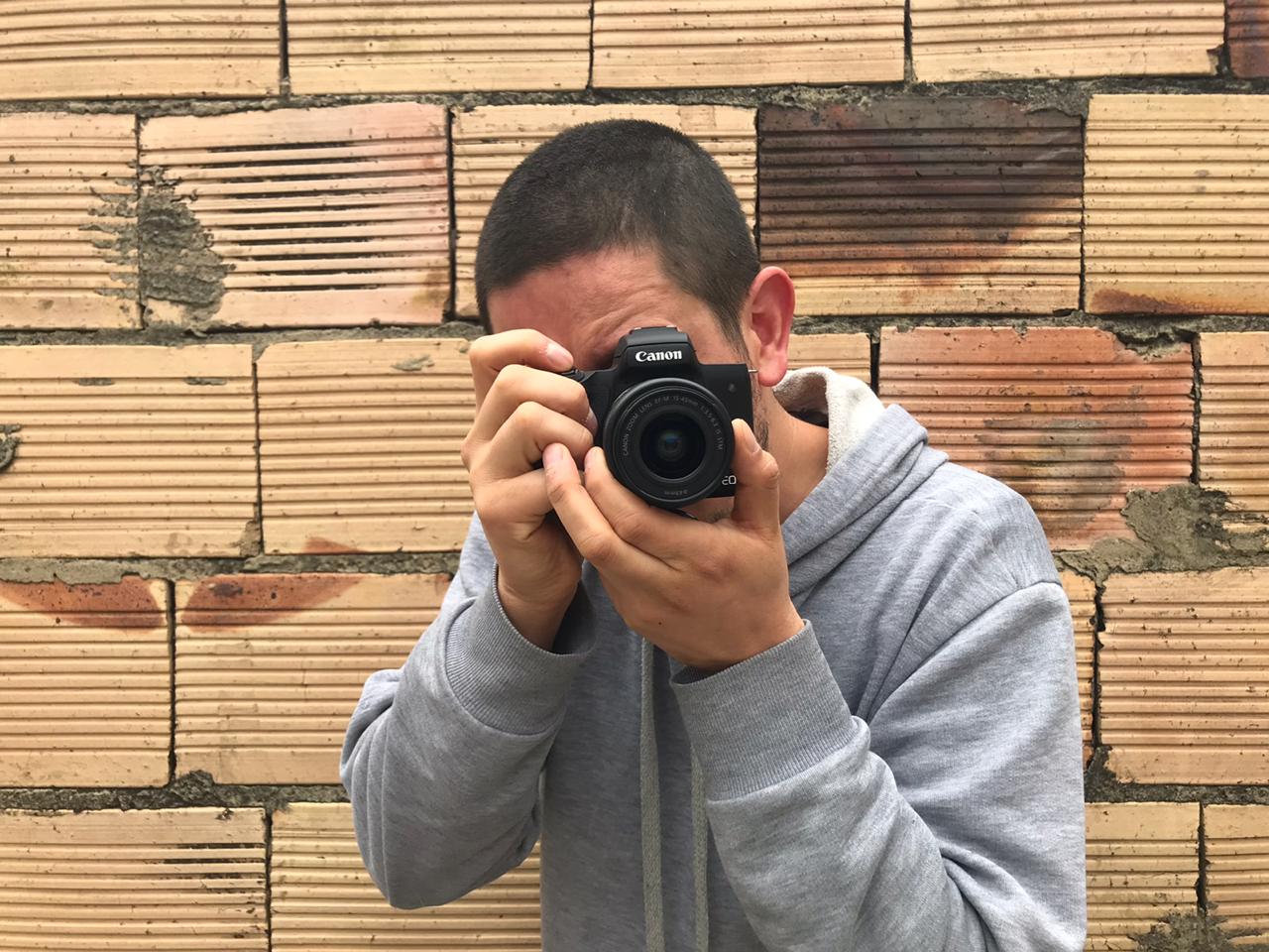 foto de joven tomando fotos