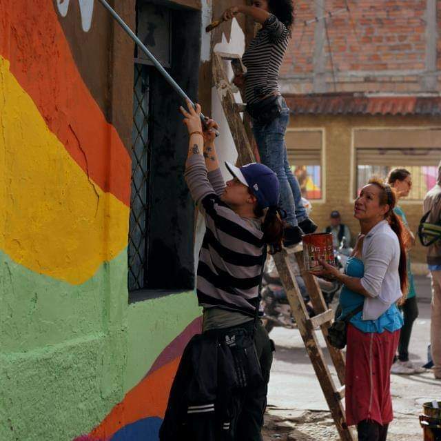 foto de grafitera pintando