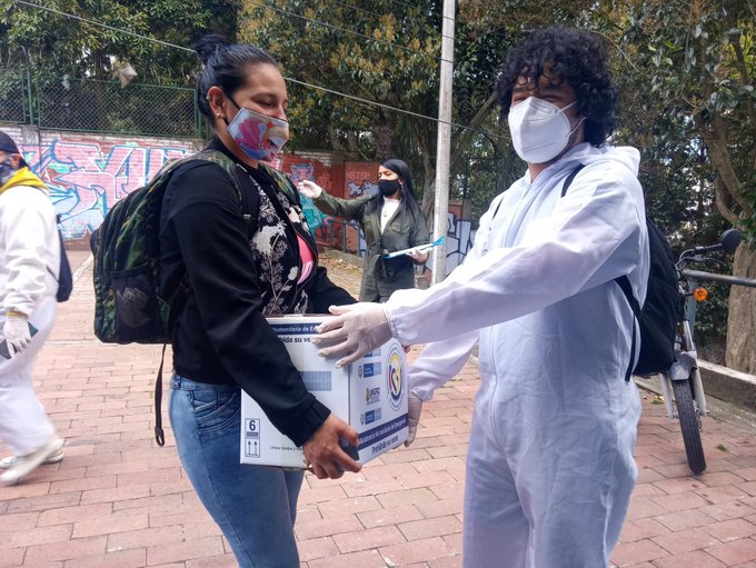 foto de mujer reciviendo mercado
